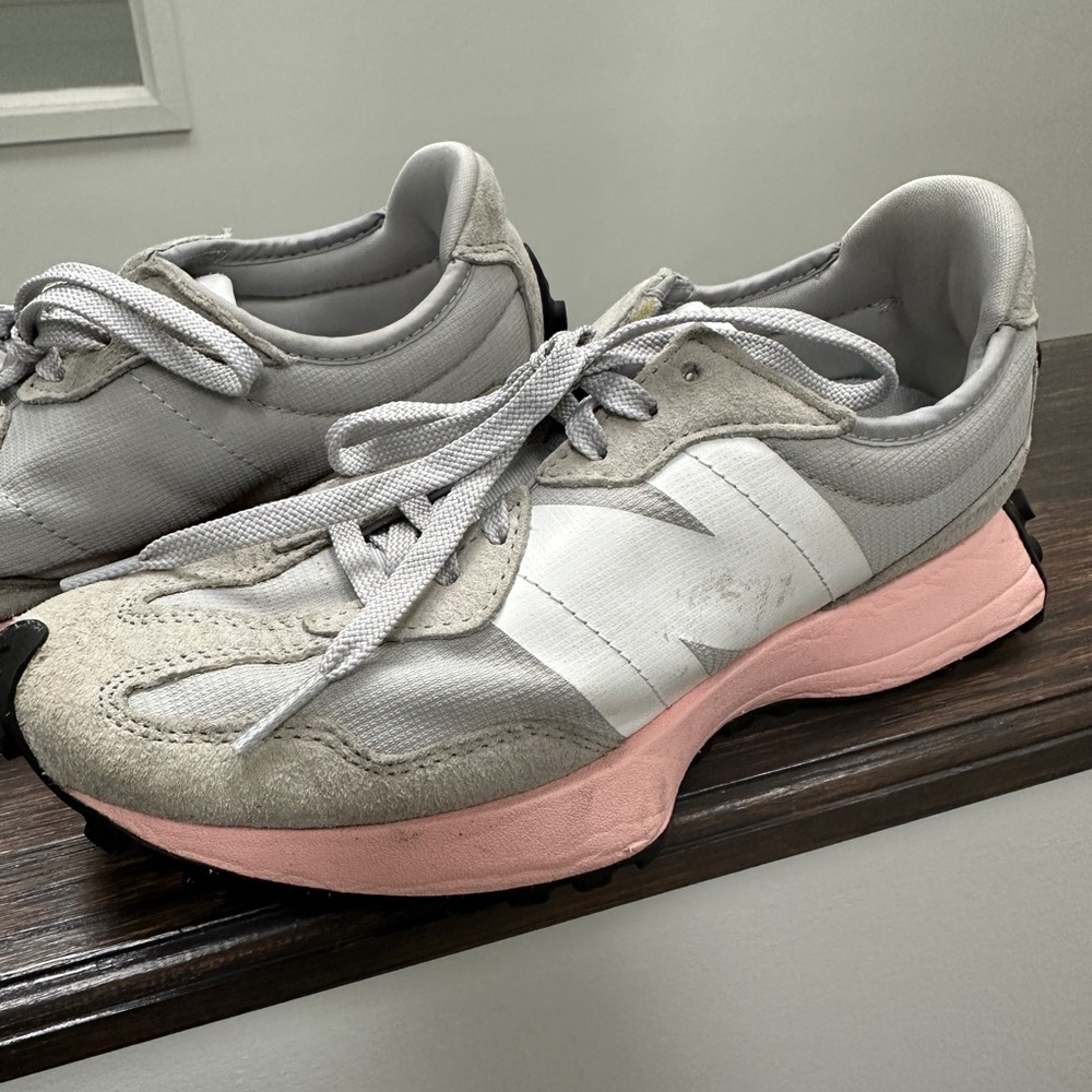 New Balance 327 women’s sneaker